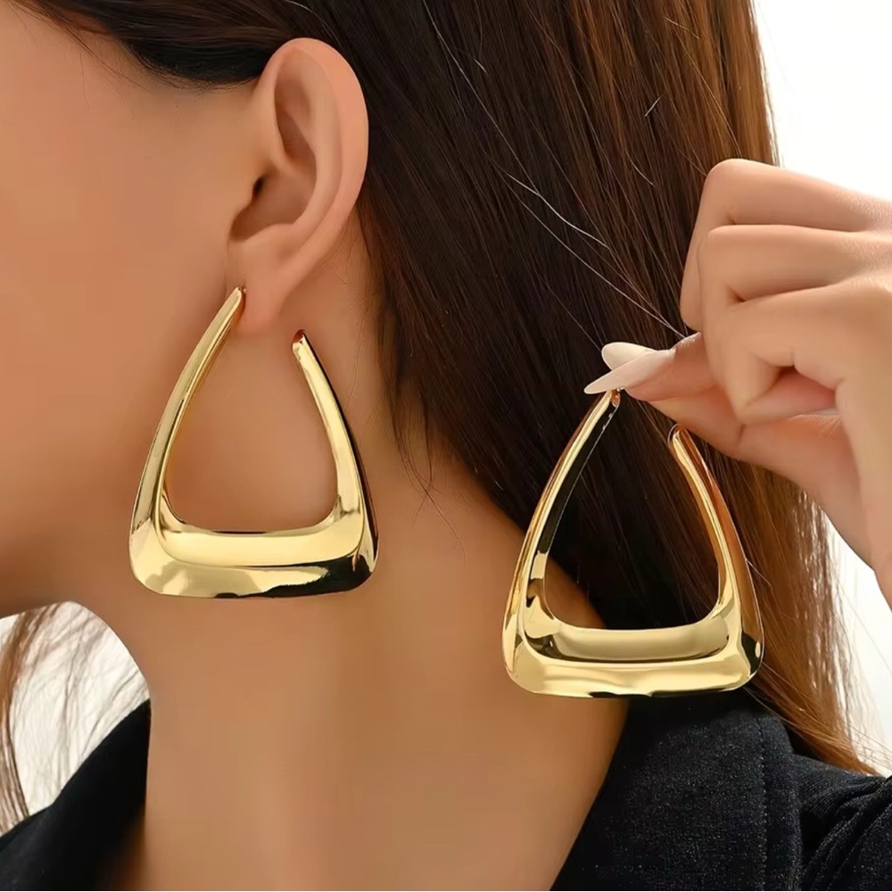 Elegant Gold Hoop Earrings